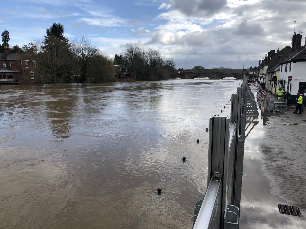 DaveThroup's tweet photo. Severn rising very quickly now at #Bewdley 

Severnside barriers now deployed to almost full height.

Peaking late today up to half a metre higher than now https://t.co/nhZ7aHMnqg