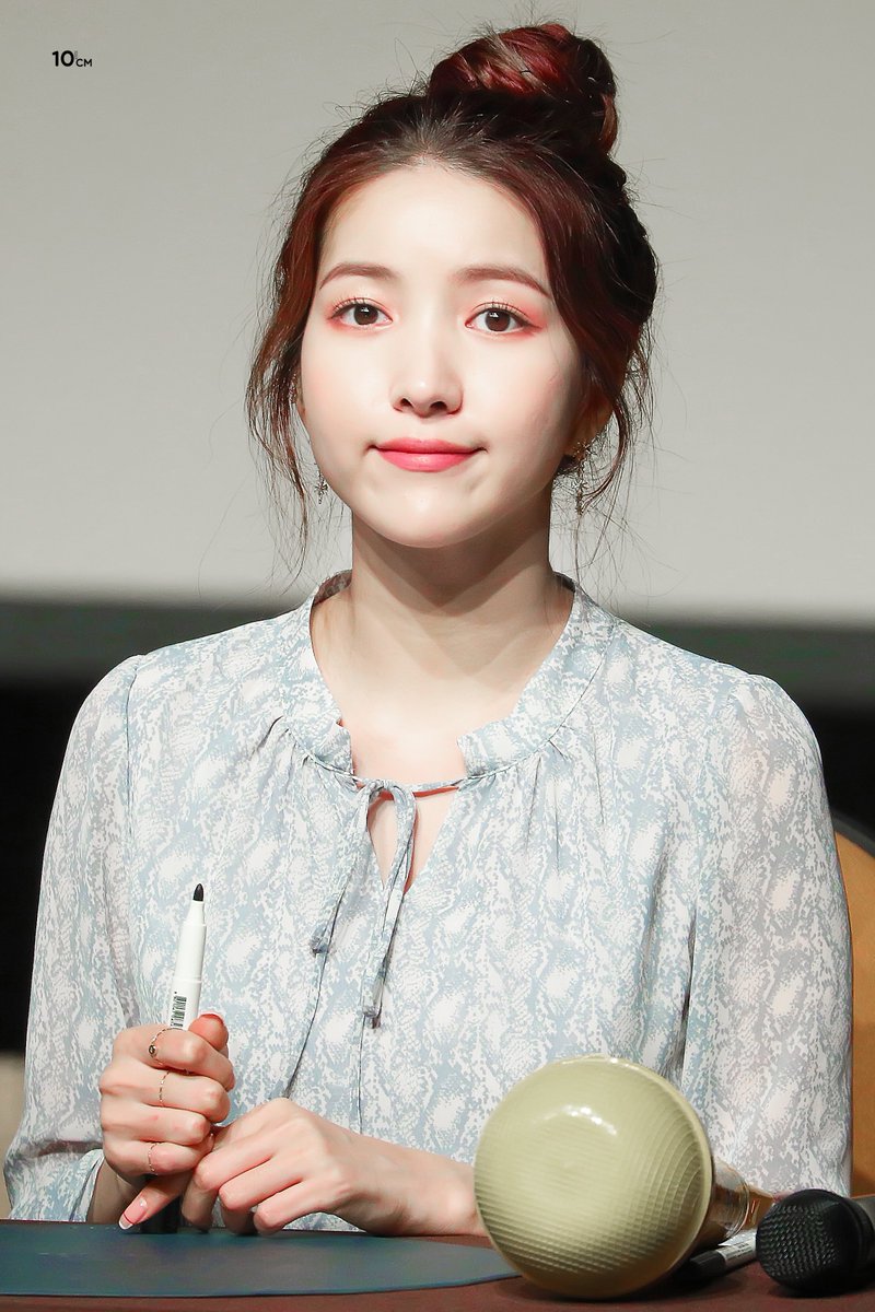 KSJJEB's tweet photo. 200215 압구정 팬싸인회 🦊
순수한 미모🌼
#여자친구 #소원
#GFRIEND #SOWON https://t.co/reFYbCruty