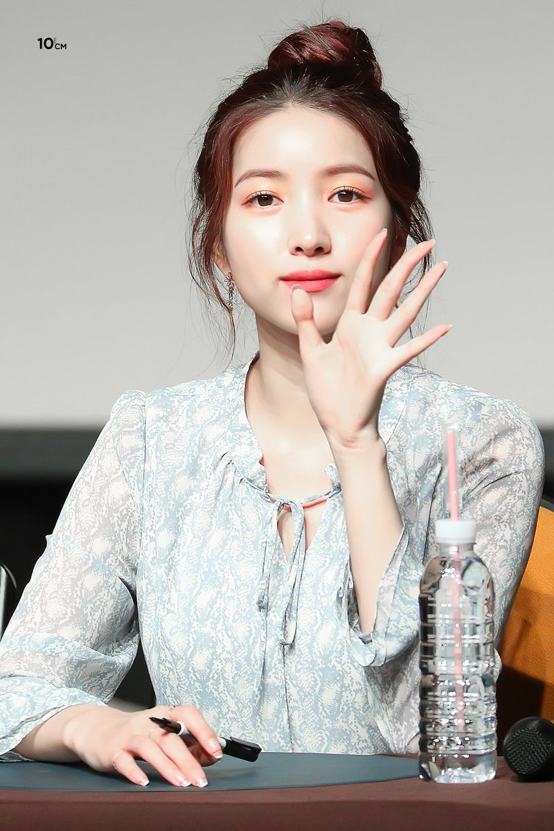 KSJJEB's tweet photo. 200215 압구정 팬싸인회 🦊
순수한 미모🌼
#여자친구 #소원
#GFRIEND #SOWON https://t.co/reFYbCruty