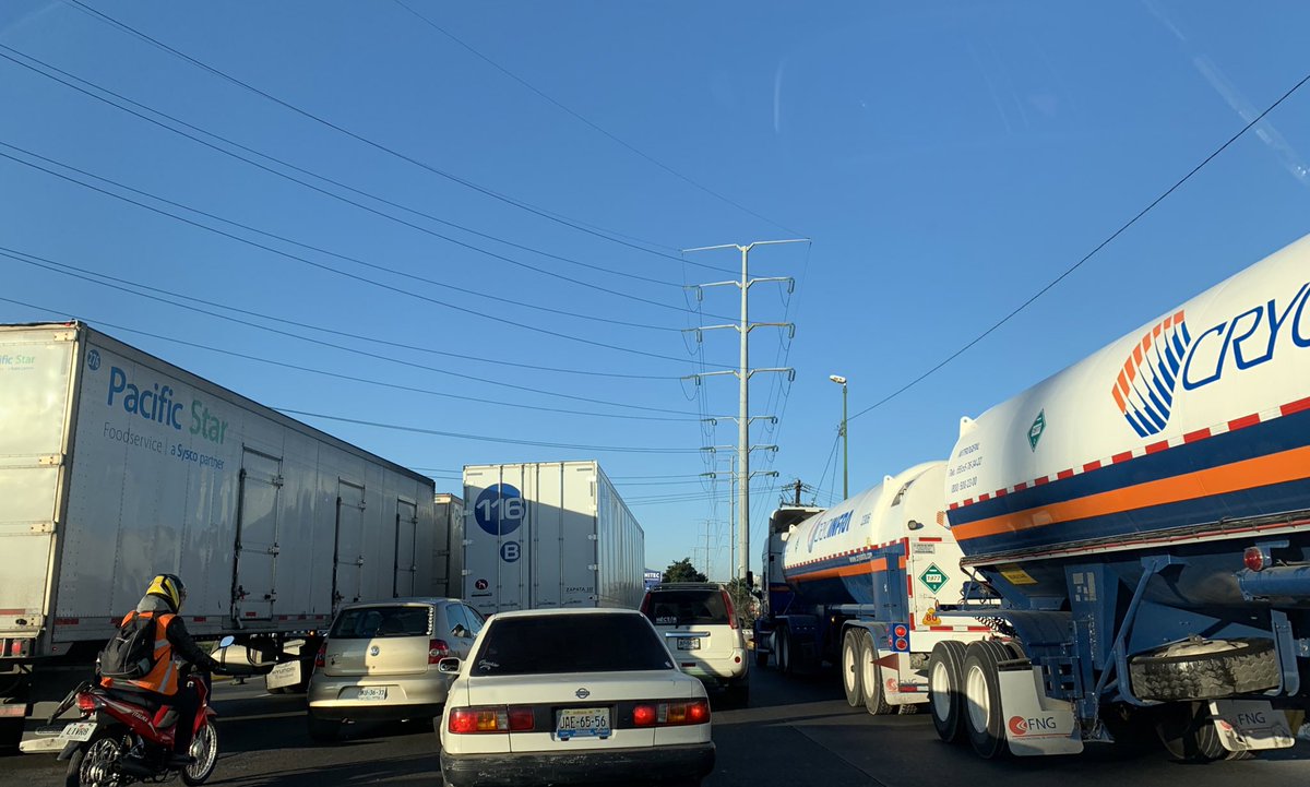 DeyBeaN's tweet photo. @IMEPLAN @JaliscoVial @zona3noticias @Trafico_ZMG @PabloLatapi @torreszam @hederzona3 Trailer maniobrando y deteniendo el flujo de la salida a la Lateran en LzrCardenas antes de Fuelle, necesario regular en general circulación y maniobras en horas pico a todo tipo de Trailers. https://t.co/LecYWbuWnw