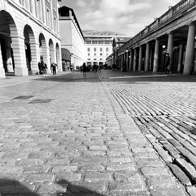 platinummind's tweet photo. Slow mo video in Covent Garden. #people #peoplewatching #coventgarden #cyclist #todayatapple #manipulatingtime #shotoniphone #videoediting #slowmo #video #bicycle #cobbles #market #applestore #iphoneogram #iphoneography https://t.co/27ix3PBYO5 https://t.co/7MCmBw3Mm9