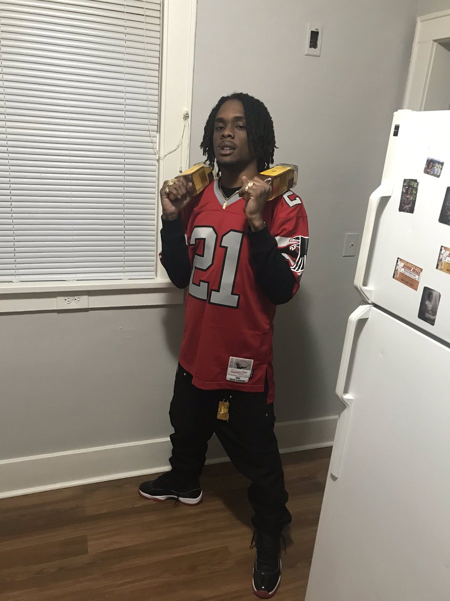 700Reece's tweet photo. God a put you on yo ass to see what it does to you ๐ง๐พโโ๏ธ but when you stand up you see he just showin love to you ๐๐พ๐ค #RIPDizzy #SteppinAintNoQuestin https://t.co/7RUqeW4q4i