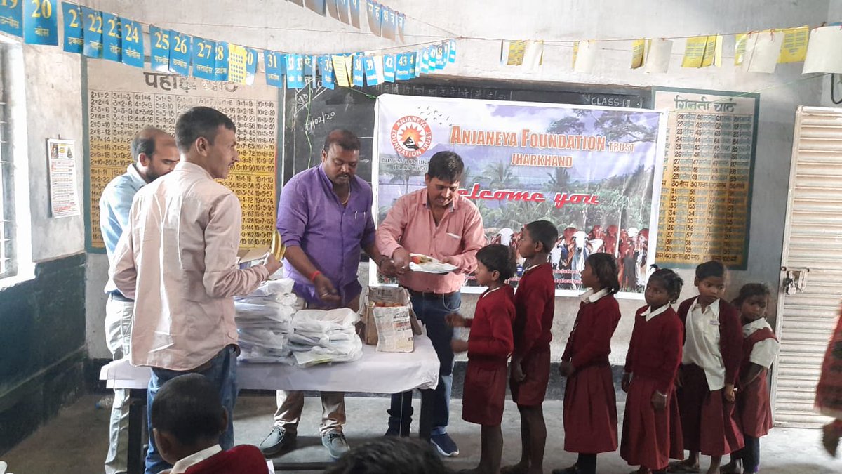 AnjaneyaTrust's tweet photo. राजकीय प्राथमिक विद्यालय, बेड़ाढिपा, हरहरगूट्टू में जरूरतमंद आदिवासी छात्रों के बीच कॉपी अन्य शिक्षण सामग्री एवं फल वितरण किया गया https://t.co/Wr5LOZmwqL