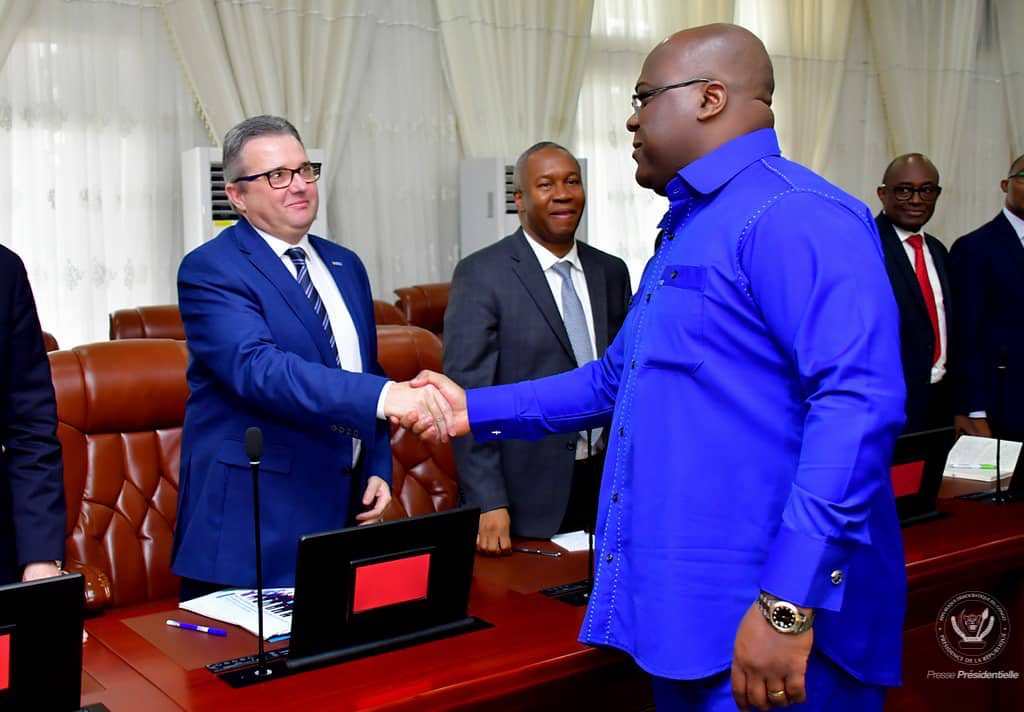 Presidence_RDC's tweet photo. #RDC 18.02.20| Le Chef de l’État a reçu en audience le ministre de la santé, accompagné d’une délégation composée, entre autres, des représentants de @gatesfoundation, de l'alliance @gavi pour les vaccins, des représentants des gouvernements Américains et Britanniques. https://t.co/wWZuvZCJ7r