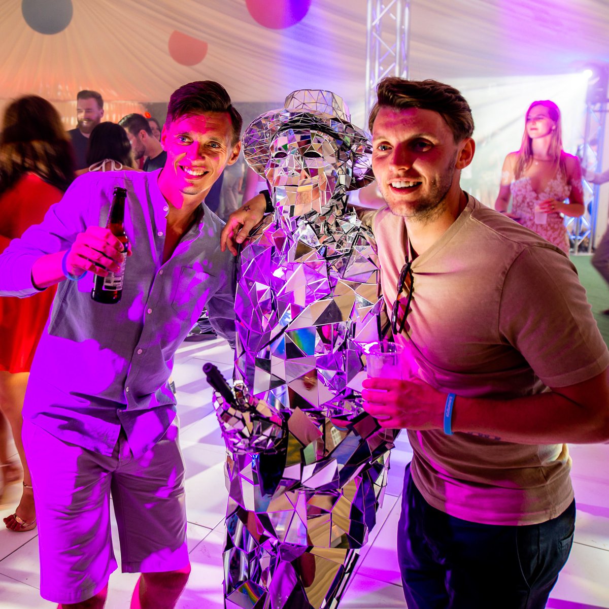 #mirrorman boogie! Perfect for both corporate and party entertainment, this act is guaranteed to get your guests reaching for their cameras. Killer #dancemoves and plenty of #pizzazz 
#corporateentertainment #parties #weddingentertainment #londonevents #qatarevents #dohaevents