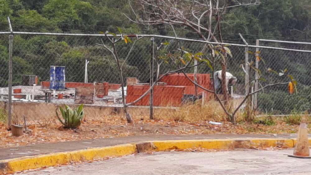 Manuel7227's tweet photo. ¿Avanzan las construcciones ilegales?
@ElHatillo había prohibido estas construcciones y hoy por el contrario están avanzando.  Justo en la entrada de @ConjuntoLnh Agradecemos a las autoridades detener esto.
@PC_ElHatillo @ConcejalHelga @eliasayegh https://t.co/sb4xc2MXyv