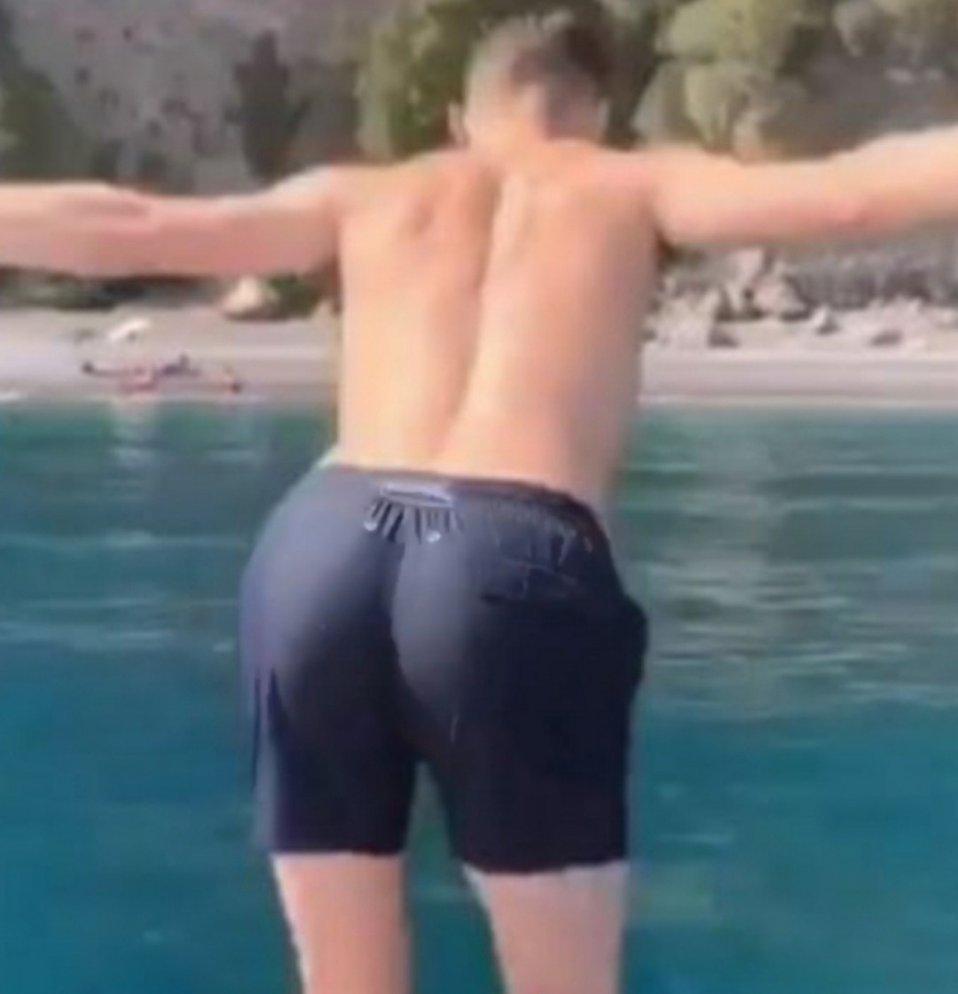 aftersmovies's tweet photo. So AWC will be rated R🔞
What if we see Hero's 🍑 in the movie ? Can you imagine that?
I AM GOING TO DIE FOR SURE!😊
.
.
#HeroFiennesTiffin #hardinscott #awc #hessa #josephinelangford #tessayoung #annatodd #awcteaser #AfterWeCollided #afterwecolliedmovie #aftermovie https://t.co/YNI2qlFAqY