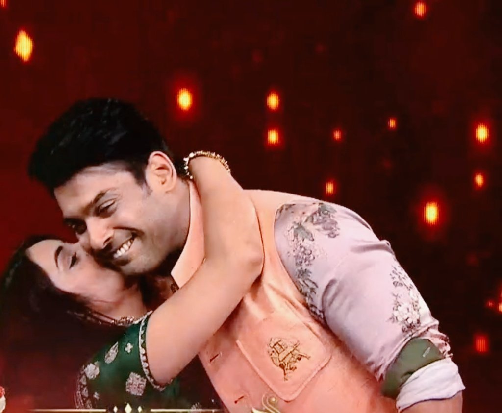 Hahaha #SidNaaz Again

Wo Solo Fandoms Jo kuch Din phle kasme khate the or #SidNaazians ko Fuddu bolte the,Badi² bate karte the Aaj #WeDemandSidNaazShow Trend Kar rhe hai

Koi Ni ""TUBLITE"" Jalne me thoda time lagta hai 😂😂😂 Mind It 😎

Ham to Shuru Se #SidNaazians hai  🤘🤘🤘