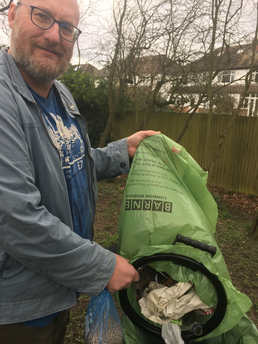 LynniHum's tweet photo. Out and about with @YorkieGav in our ‘hood picking up litter. Loving / caring for the environment is the new rock’n’roll #randomactsofkindnesseveryday #Barnet https://t.co/skMX8tjD0e