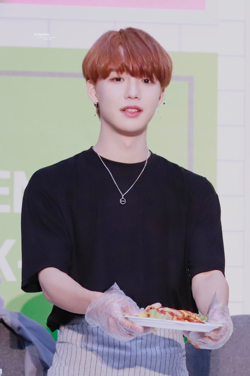 staring0814_ym's tweet photo. 일단 세프님👨‍🍳 하트를 받고 나서,,

야자타임시작할까요🥪🍞🥖

#LIMYOUNGMIN #임영민 
#イムヨンミン
#AB6IX #에이비식스 https://t.co/BYdhy5GpMH
