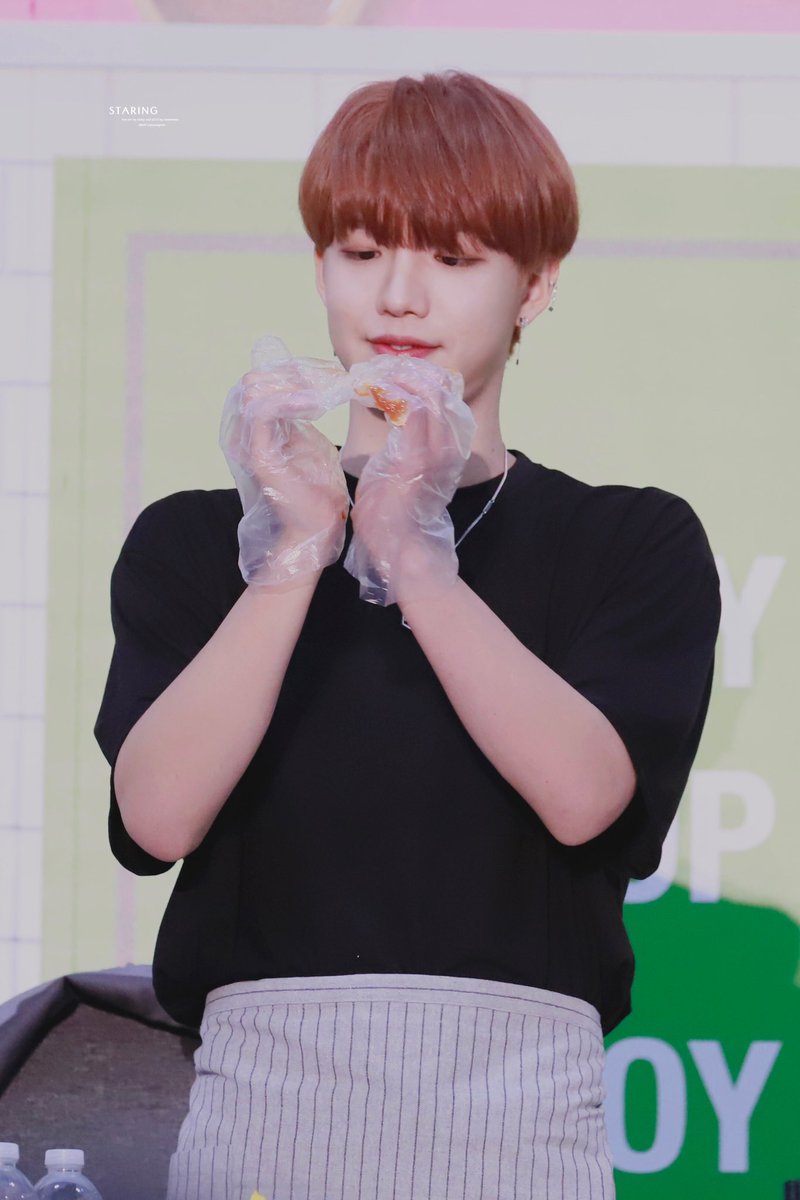 staring0814_ym's tweet photo. 일단 세프님👨‍🍳 하트를 받고 나서,,

야자타임시작할까요🥪🍞🥖

#LIMYOUNGMIN #임영민 
#イムヨンミン
#AB6IX #에이비식스 https://t.co/BYdhy5GpMH