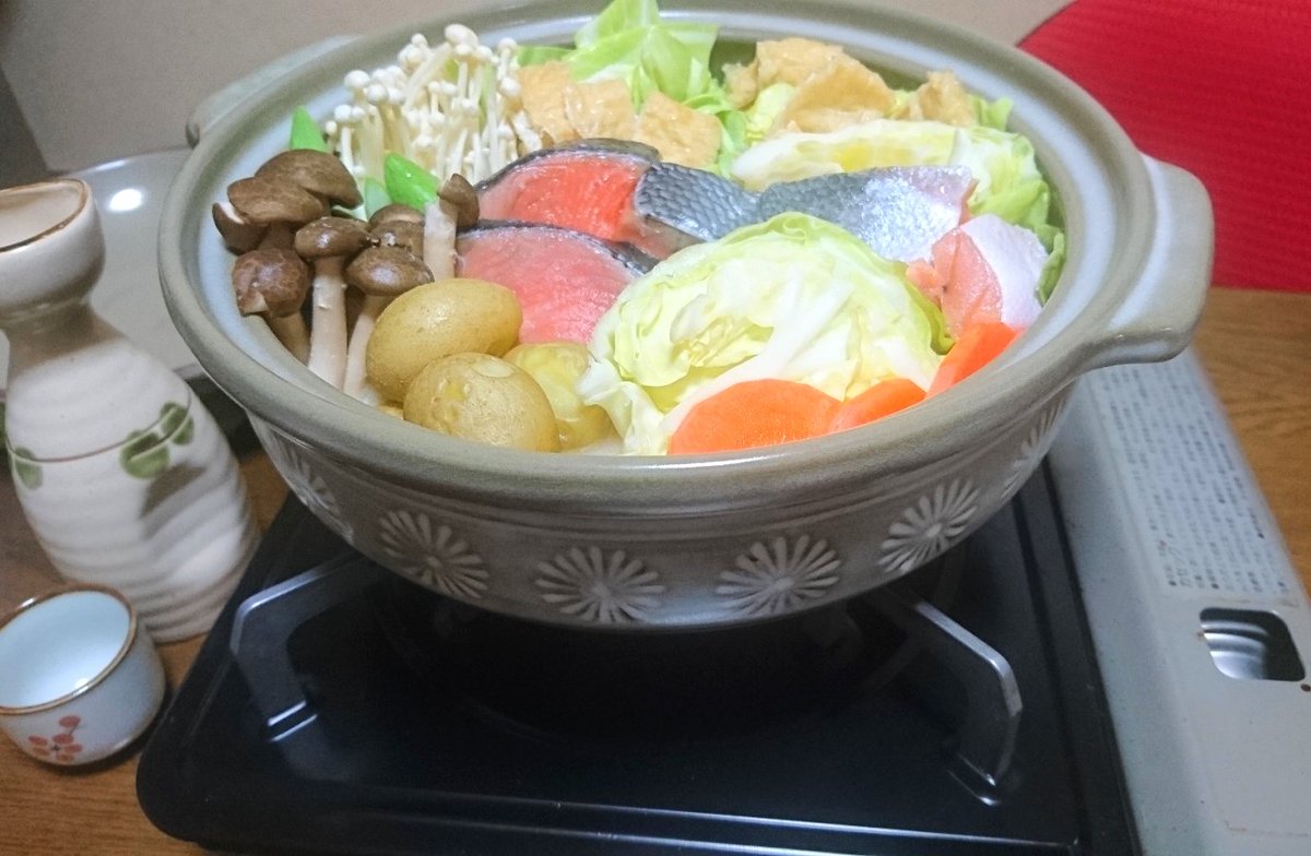 遥 はるか V Twitter 日本酒好きなくせに食べ慣れない酒粕をいただきました 新じゃが買ってきて初めて酒粕入りの石狩鍋作ってみたけどまぁまぁ美味しくできた 熱燗すすむー パッケージ裏に書かれてたレシピ見て牛乳入りの洋風甘酒も はぁ ˊo ˋ あったま