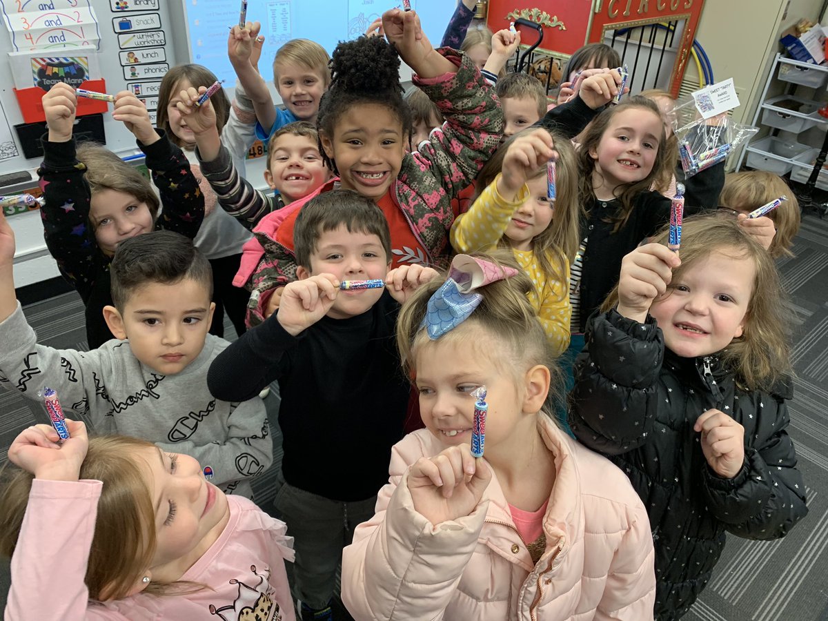 mariathomas1111's tweet photo. Beginning our day with the Sweet-Tardies Award for ZERO tardies last week. What a fantastic way to start our day! #TeamMann @MannEaglesSPS https://t.co/lu5eFDDNiZ