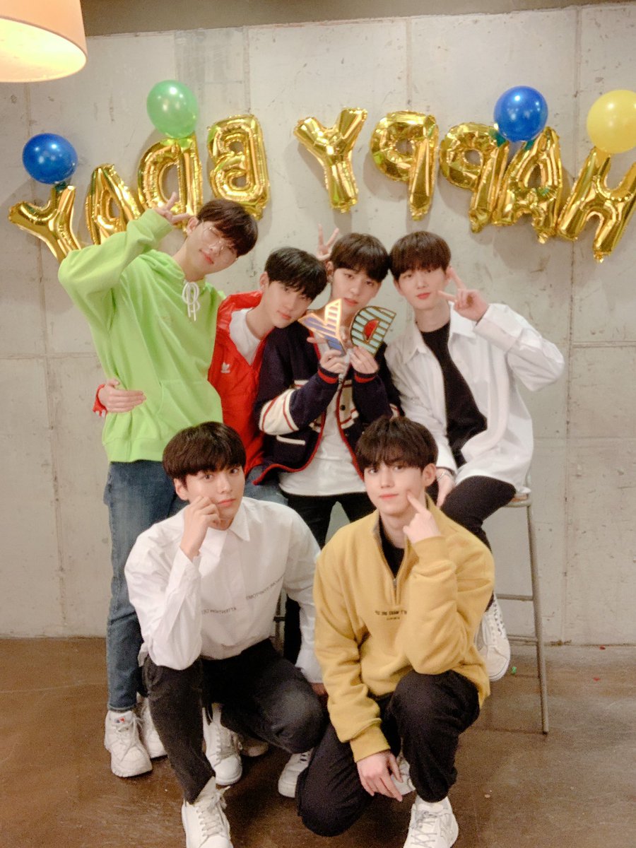 Woollim_rookie's tweet photo. [Woollim_Rookie_동윤] 제 생일이 끝났습니다!! 많은분들이 축하해주셨는데요!! 오랜만에 하는 브이앱이 제 첫 생일 브이앱이여서 뜻깊었습니다🥳 축하해주신 분들 정말 너무 감사합니다🥰😳 앞으로 더 좋은모습으로 찾아뵙겠습니다!

#Woollim #울림 
#이협 #황윤성 #주창욱 #김동윤 #차준호 #김민서 https://t.co/fXa7nwmVOS