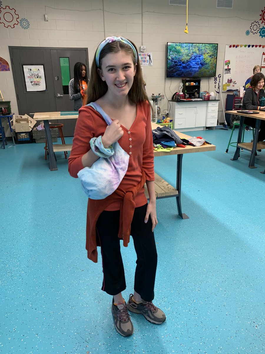 JolyLeah's tweet photo. Community Week T-Shirt Hacks Workshop ⁦@wsdvt⁩ ⁦@CVSDVT⁩ ⁦@VTEducation⁩ #upcycle https://t.co/5RgWYWTB9H
