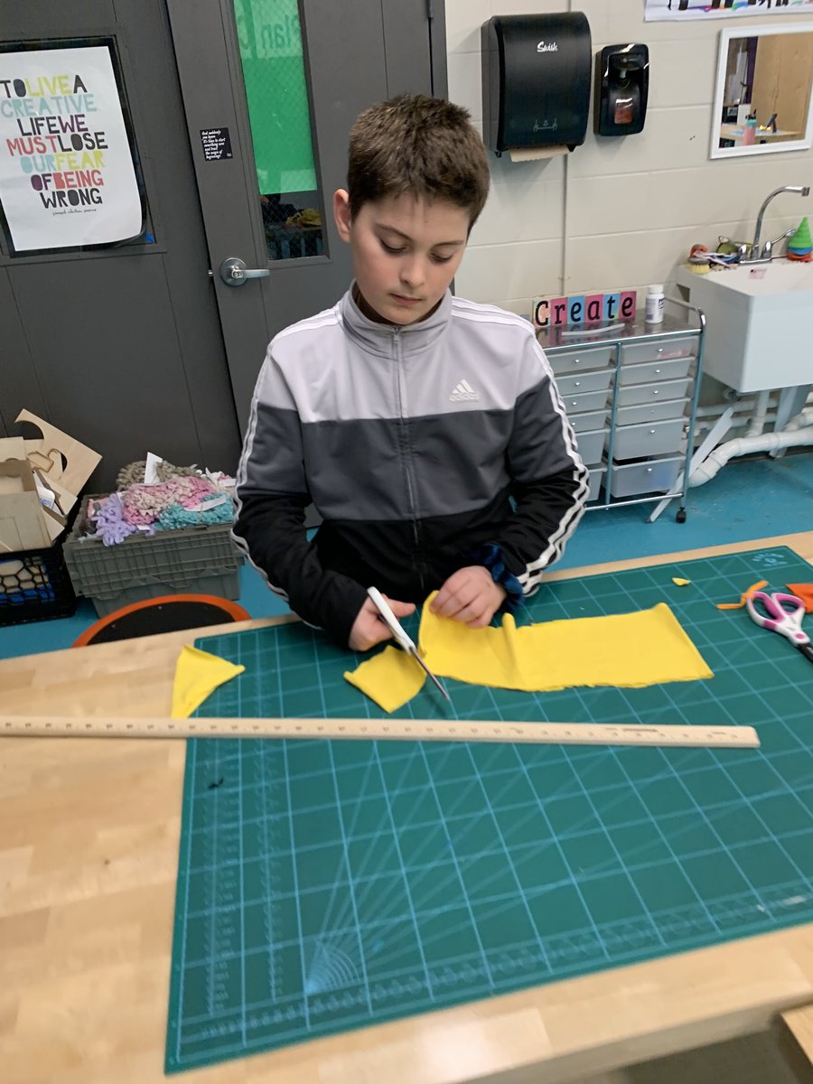 JolyLeah's tweet photo. Community Week T-Shirt Hacks Workshop ⁦@wsdvt⁩ ⁦@CVSDVT⁩ ⁦@VTEducation⁩ #upcycle https://t.co/5RgWYWTB9H
