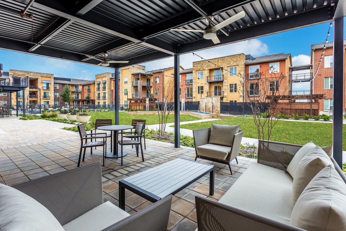 GatewayPines's tweet photo. Spring begins March 20th!... #gatewaypines provides 4 complementary patio areas that overlook our starlight courtyard for you to enjoy 🤗  Grab a friend and #bringinspring with patio living at Gateway Pines! 🌞 https://t.co/Hrm86bJ5Bc