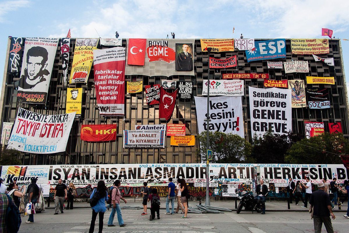 Bunlara sebep olanlara beraat veriliyorsa... Son günlerdeki darbe söylentilerine çok dikkatli bakmak lazım....Merkez düğmeye basmış. Ülkemize bir operasyon çekmeye çalışacaklar.. Pilavdan dönenin kaşığı kırılsın... #GeziDarbesi