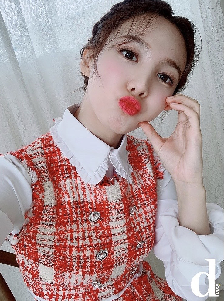 misayeon's tweet photo. Nayeon’s selcas for Dicon 🐰💕
#TWICE #트와이스 https://t.co/Yclea2ZVfE