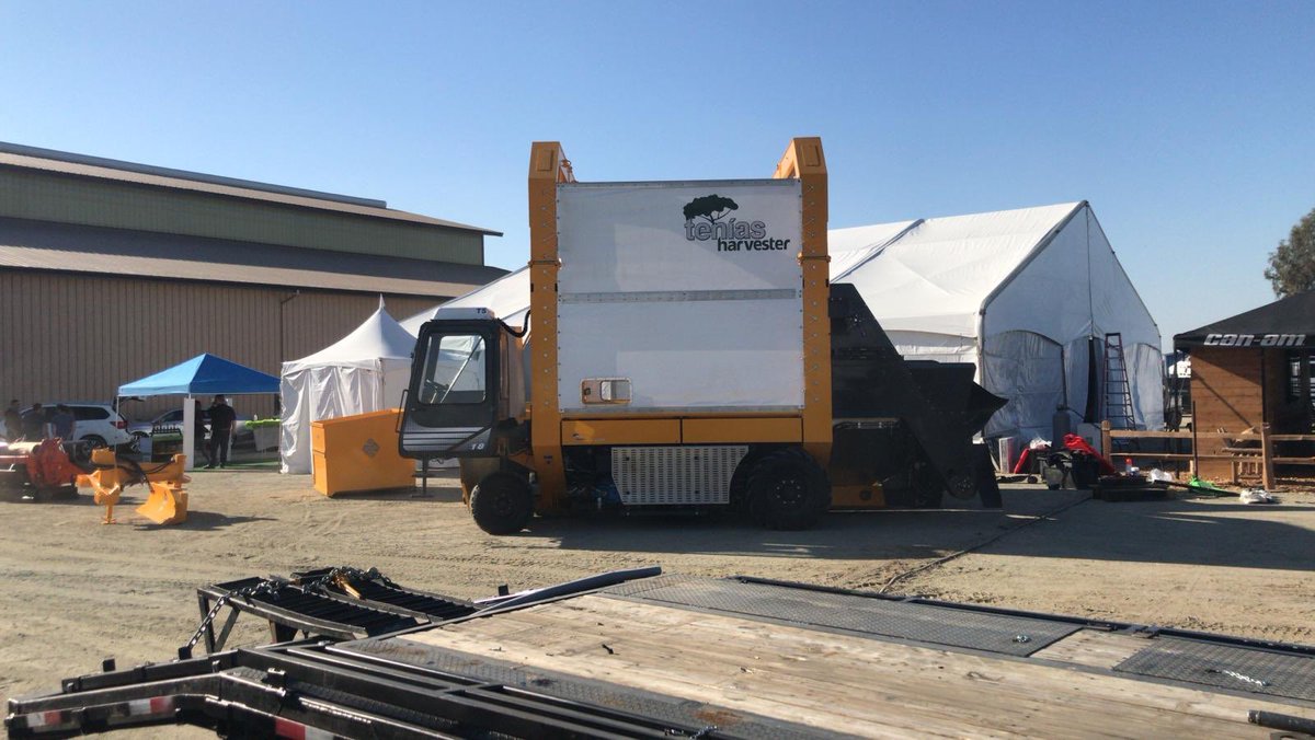 Displaying our ground-off almond and pistachio harvesting equipment at the World Ag Expo in Tulare🇺🇸 

En la feria de Tulare exponiendo nuestra cosechadora de almendra y pistacho🇺🇸