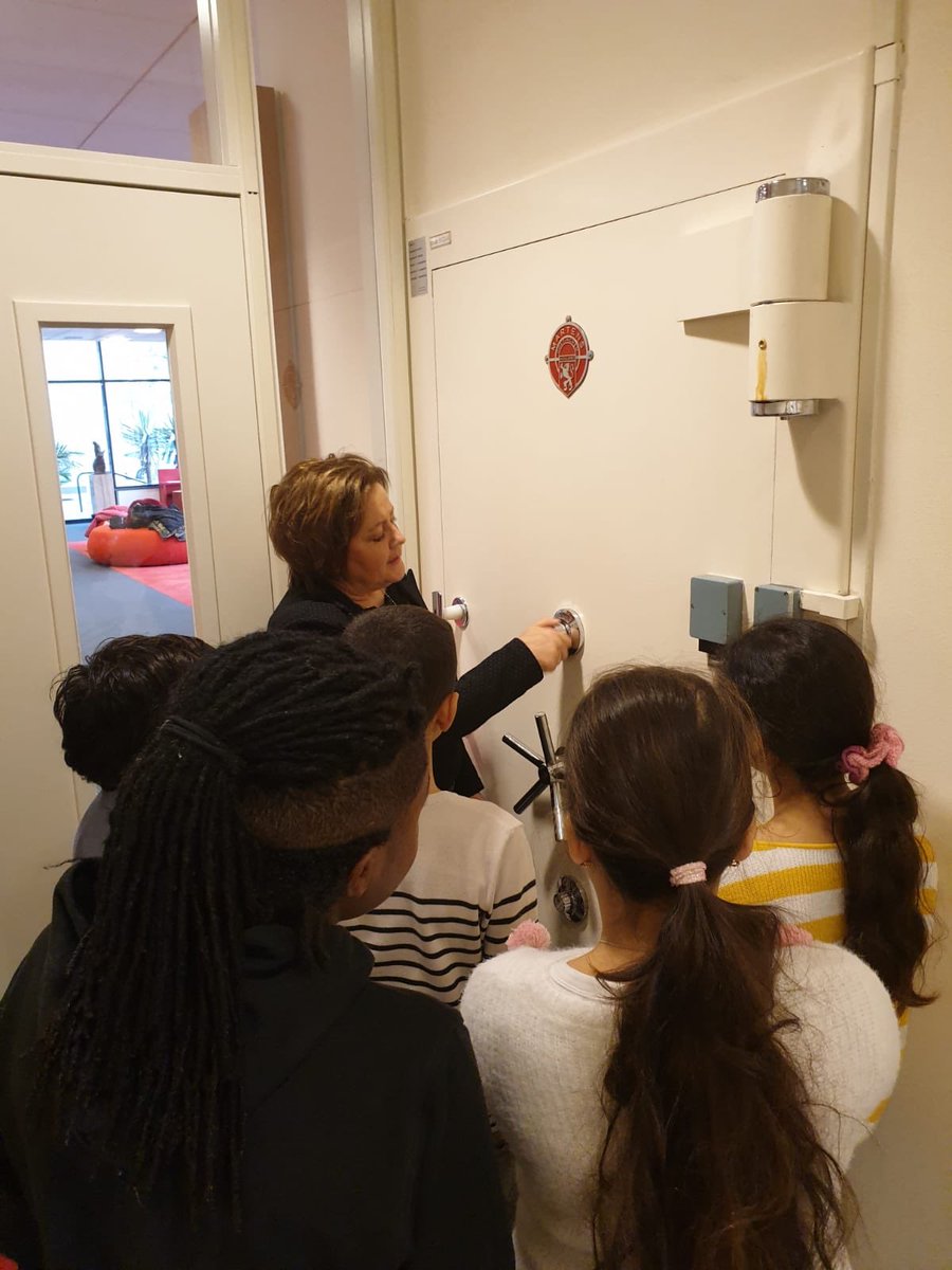“Dus jullie denken dat onze bankdirecteur zijn geboortedatum als code voor deze kluis gebruikt?” 🤓😉🙈 Kinderen van Sterrenschool De Globetrotter hebben eisvrij bij Rabobank in Hoogvliet. #Rotterdam