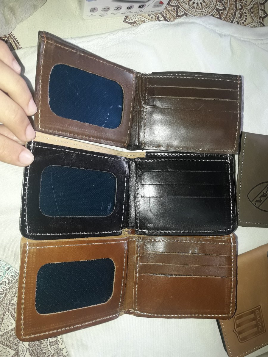 Gente, estoy vendiendo estas billeteras de cuero, con escudos de clubes a $250 nada más! si me ayudan con un rt, se los agradecería mucho🙌🏼