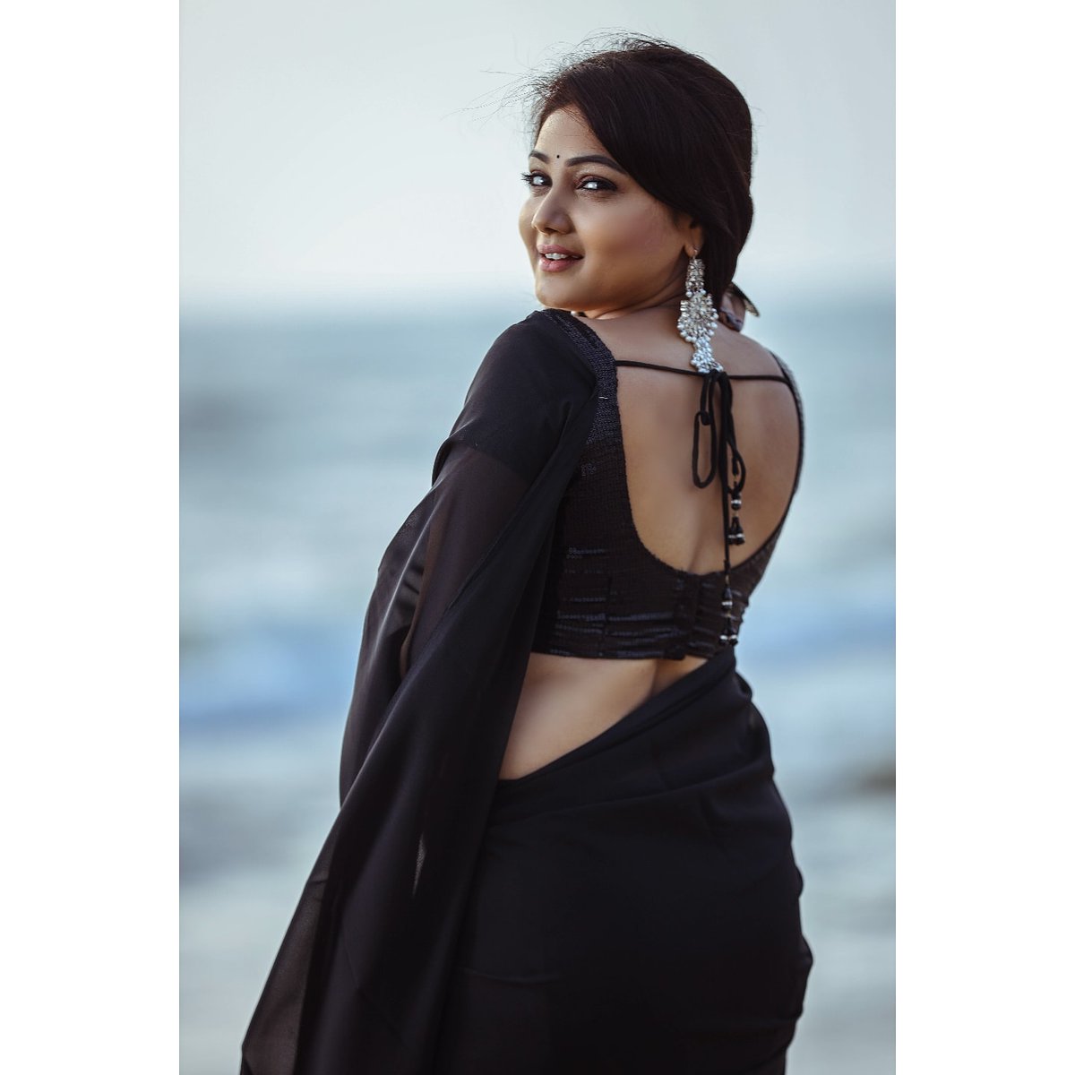 pinkymavuri1's tweet photo. Beauty is power; a smile is its sword

Poser: my Barbie doll @nalkarpriyanka

Jewelry: @amari_jewellery

 📷: @vijay_v13official

Outfit and styling: meeee 😁

#tamilroja #tamiltv #suntv #rojaserial #southindiafashion #tamilserialheroine #tamilserial #roja #rojafans #photoshoot https://t.co/mQsZJ6d41q