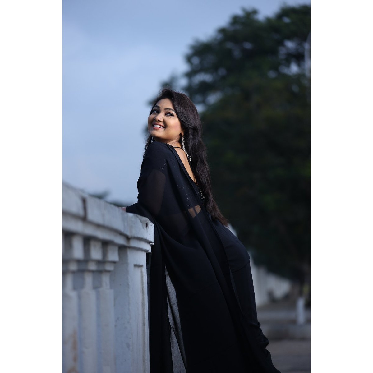 pinkymavuri1's tweet photo. Beauty is power; a smile is its sword

Poser: my Barbie doll @nalkarpriyanka

Jewelry: @amari_jewellery

 📷: @vijay_v13official

Outfit and styling: meeee 😁

#tamilroja #tamiltv #suntv #rojaserial #southindiafashion #tamilserialheroine #tamilserial #roja #rojafans #photoshoot https://t.co/mQsZJ6d41q