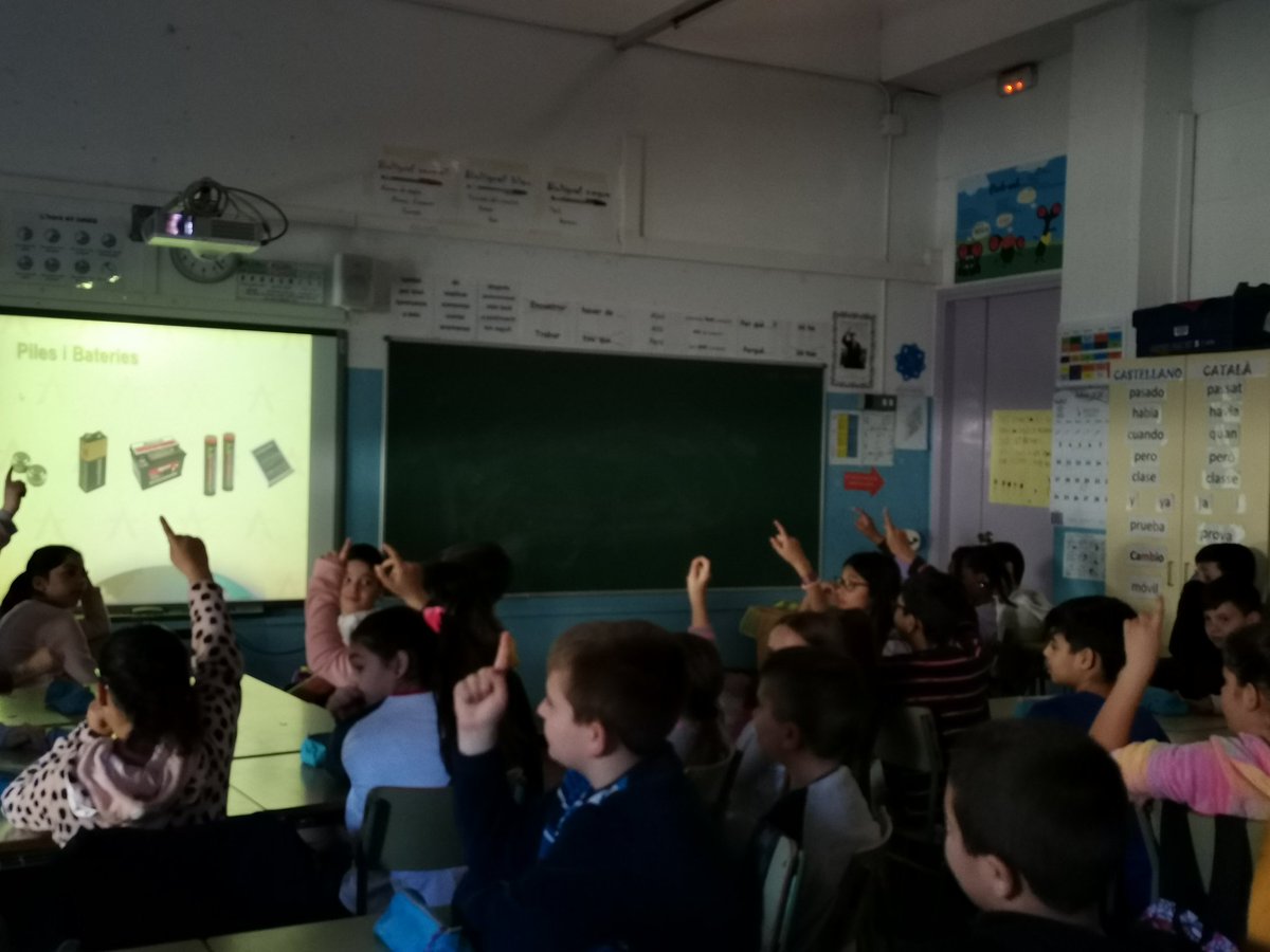 escolajoseppla's tweet photo. Avui l'alumnat de 5è hem gaudit del taller "Missió: les piles al planeta reciclatge". #taller #apilo @ApiloXII #CdA #escolajoseppla #jpla https://t.co/mpM6tUxN19