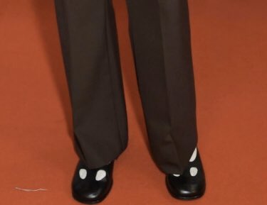 ForgodsakeLarry's tweet photo. Only Harry Styles can be stylish on a red carpet with the same shoes me mom forced me to wear to go play in the sea while I was a kid 
#BRITs
#Brits2020 https://t.co/chNqqlQvMq