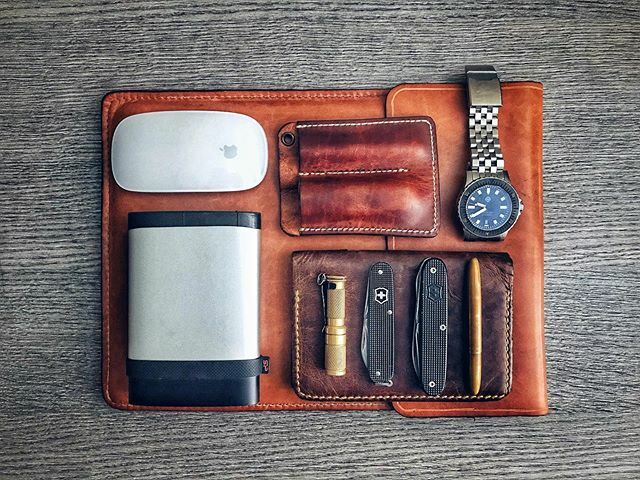 hotpixel's tweet photo. Design work setup!
——————————
#everydaycarry #edccommunity #edcleather #apple #magicmouse2 #macbookpro #pocketridersleather #mbpleathercase #leathersheath #fieldnotescover #siliconpowerarmor #externalharddrive #edcwatch #toolwatch #helmwatches #helmvanua… https://t.co/nWRONCPkOw https://t.co/uC4QQqw5RZ
