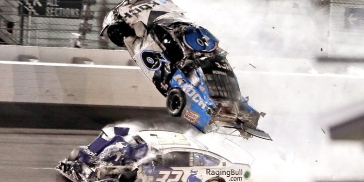 Accidente en la Nascar!!! Brutal accidente de Ryan Newman en las 500 de Daytona lapremierfm.com/accidente-en-l…
