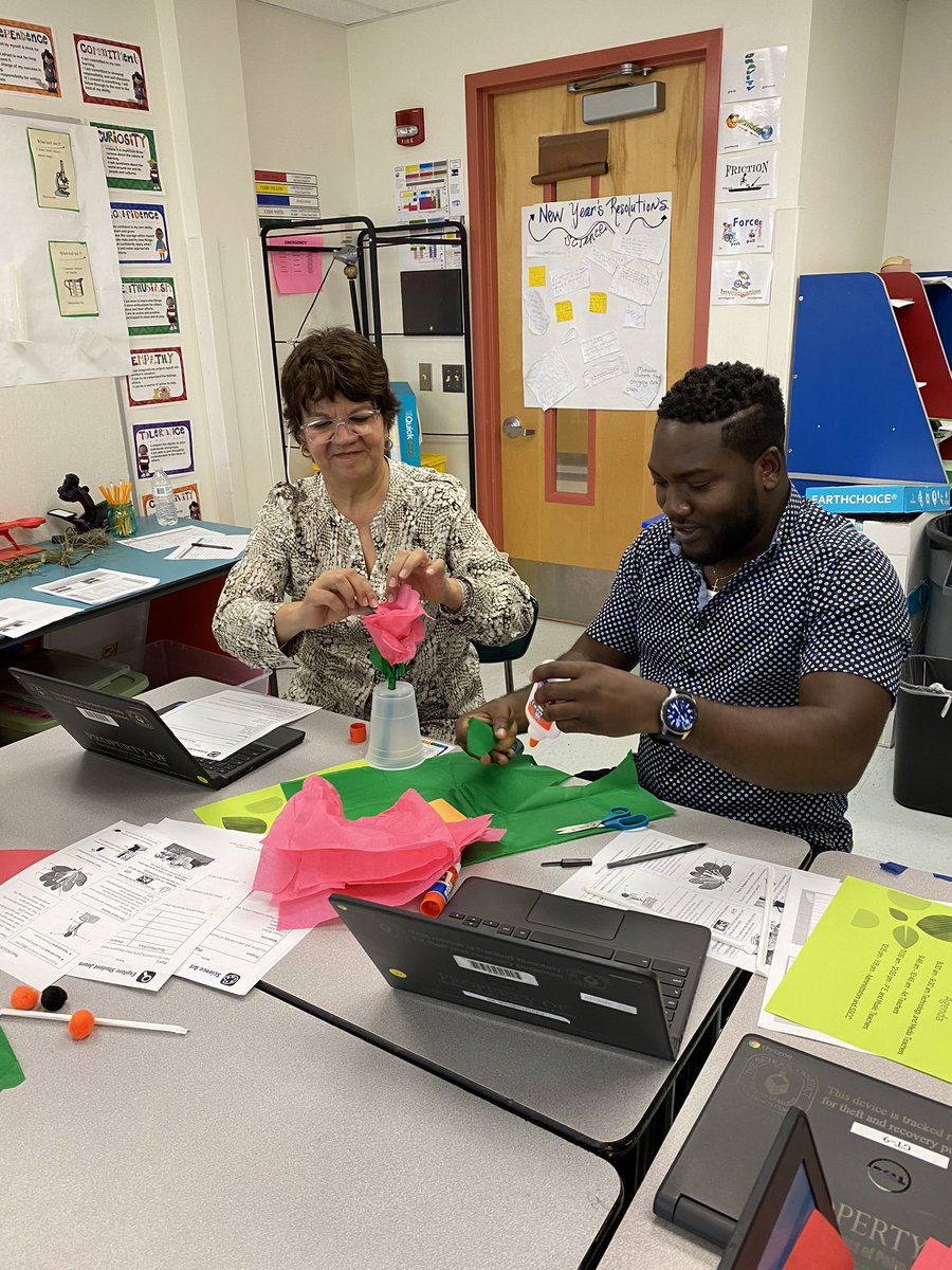 Collins077's tweet photo. The North Region Art teachers creating 3-D flowers during the Fairgame Focus Training to support fine arts lessons. @Area4SuptPBCSD @NorthRegionELA for allowing the Elem. Science Team to share resources & ideas. #SDPBCScience @pbscience4u @DianaFedderman https://t.co/WI6JkQuDz4