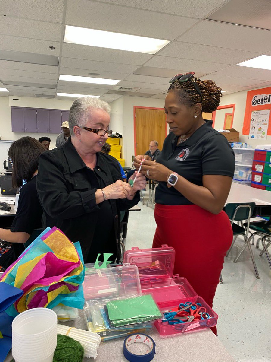 Collins077's tweet photo. The North Region Art teachers creating 3-D flowers during the Fairgame Focus Training to support fine arts lessons. @Area4SuptPBCSD @NorthRegionELA for allowing the Elem. Science Team to share resources & ideas. #SDPBCScience @pbscience4u @DianaFedderman https://t.co/WI6JkQuDz4