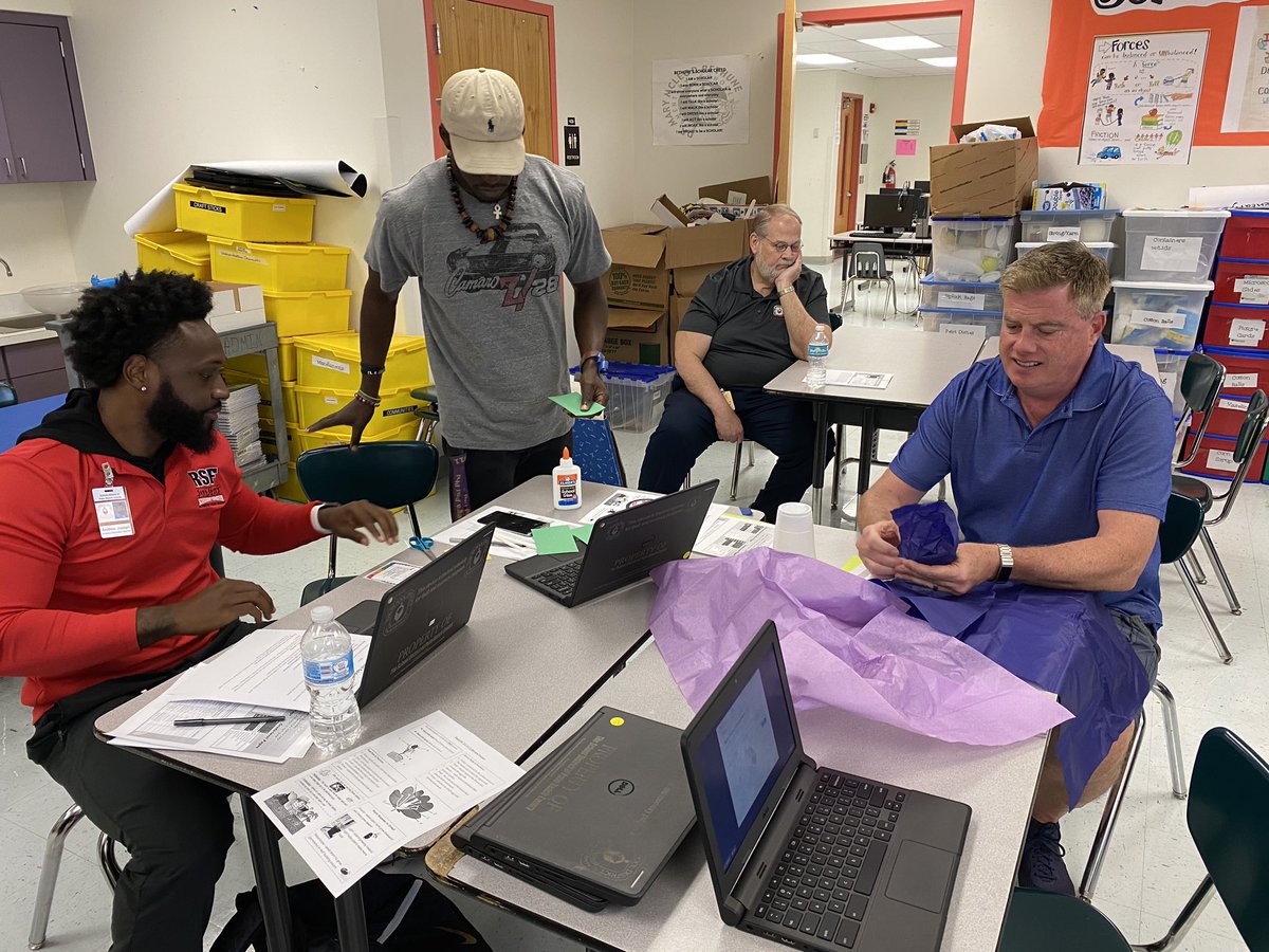 Collins077's tweet photo. The North Region Art teachers creating 3-D flowers during the Fairgame Focus Training to support fine arts lessons. @Area4SuptPBCSD @NorthRegionELA for allowing the Elem. Science Team to share resources & ideas. #SDPBCScience @pbscience4u @DianaFedderman https://t.co/WI6JkQuDz4