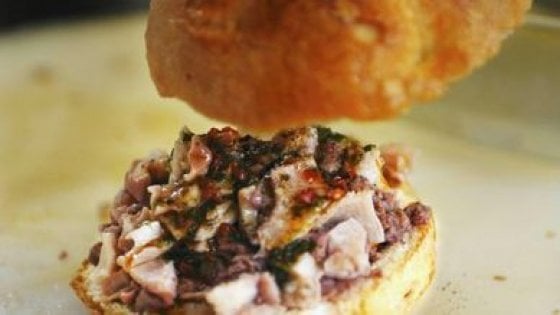 Ammonta 7,5 mln di euro l'anno il giro d'affari legato al #lampredotto. Abbiamo chiesto al <a href="/comunefi/">Comune di Firenze</a> un disciplinare per tutelalo.
Ne parlano, tra gli altri, La Repubblica Firenze qui ➡️ bit.ly/2SQMbW6 e
Firenze - La Nazione qui ➡️ bit.ly/2V1072z