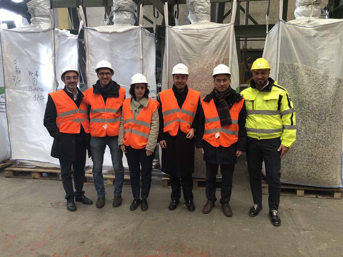 NextChem_MT's tweet photo. Il Presidente di @Legambiente @StefanoCiafani con @mimma_pecora e @luciolor in visita oggi al nostro impianto di #Upcycling dei #rifiuti #plastici di #Brescia  @FabrizioDiAmato https://t.co/vIHikcLrwG