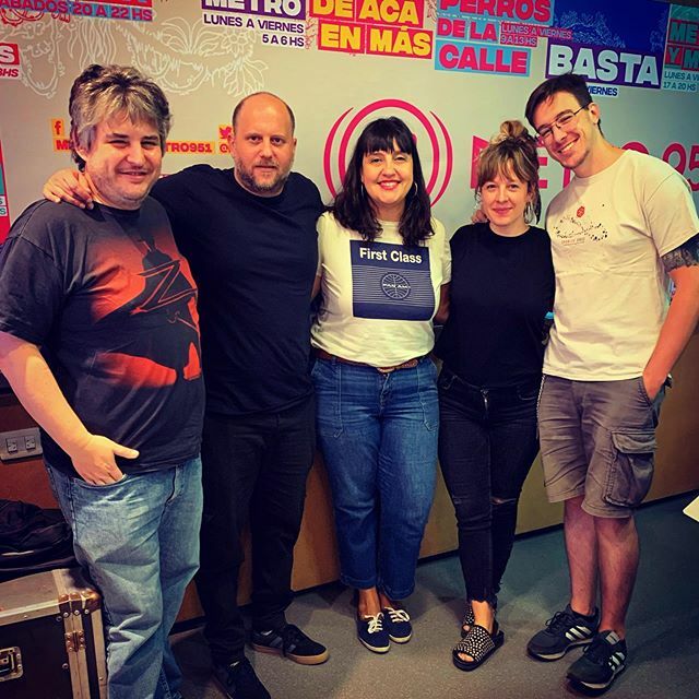 Floxie10's tweet photo. Siempre es un placer visitar a mis amigos de @perroscalle.
Hoy estuvimos hablando de como cambió nuestra forma de viajar en los últimos 20 años.
Gracias a todo el team de #Perros por la invitación! ¿Y a Uds? Como les cambió la forma de viajar en los últ… https://t.co/YA6TjHTGDZ https://t.co/IER4iueQ0v