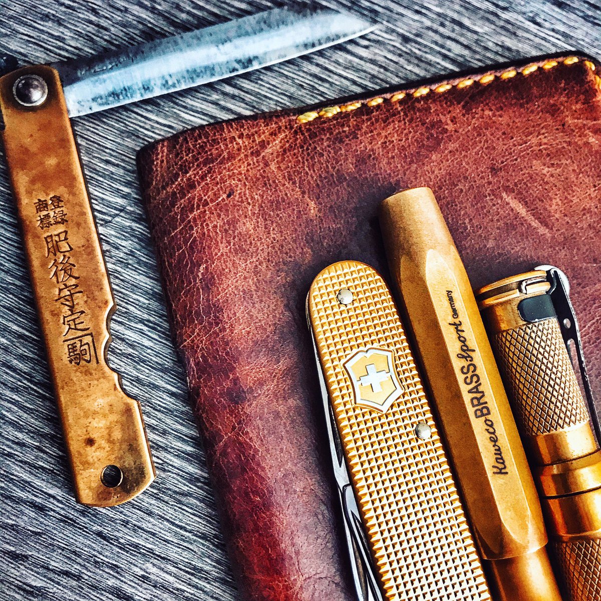 PocketRiders's tweet photo. Todo listo para un día de trabajo de diseño 💪
—————————-
#pocketridersleather #handmade #leathergoods #macbookpro #mbpleathercase #fieldnotescover #victorinox #pocketorganizer #slipcase #fisherspacepen #maratacaaa #everydaycarry https://t.co/NrlcSuVKUl