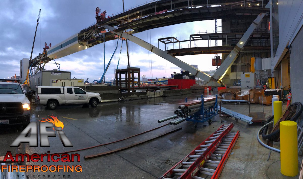 AFireproofing's tweet image. 🔥#TransformationTuesday The AFI team took these photos a few weeks back of the pedestrian walkway at @SeaTacAirport. AFI is honored to be a part of the longest aerial walkway over an active taxiway on the planet! The team sprayed @carboline &amp;amp; @Isolatek products. ✈️