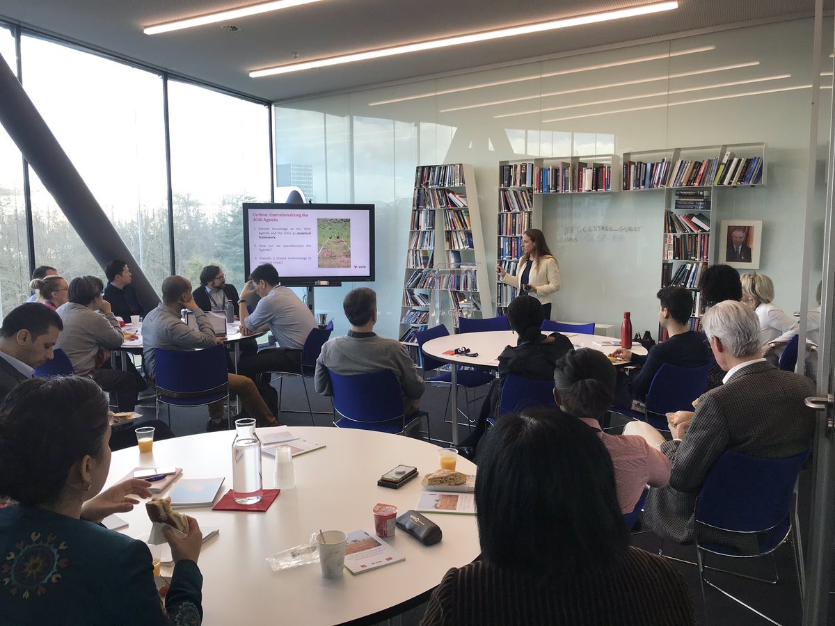 gcsp_alumni's tweet image. Full house for our very first @TheGCSP Alumni-LISC Brown Bag Seminar.  #LISC alumna @angelahoyosi discussing her work on “Linking Mine Action &amp;amp; SDGs: Operationalization of the 2030 Agenda”. #GCSPAlumni #leadership #internationalsecurity #SDGs @theGICHD