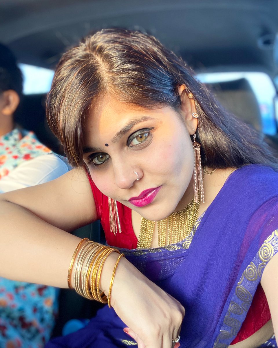 simidiaries's tweet photo. I always think of wearing something gaudy to standout, although I end up wearing what I feel comfortable in. 
Say no to what bothers you. 💙 
I mean who cares right..!? #saree by Mom💫
.
#Ethnic #simidiaries #high #travel #trip #happy #loveyourself #totd #random #eyes #thoughts https://t.co/A4yozMPlMk