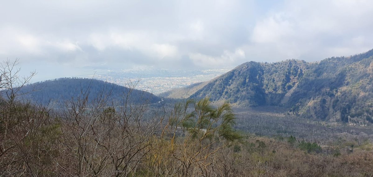 FrogmoreGeog's tweet photo. Great afternoon to visit off the trip...a trek up Mount Vesuvius🌋. Now time to head home 🛫 https://t.co/zis3NJjrI7