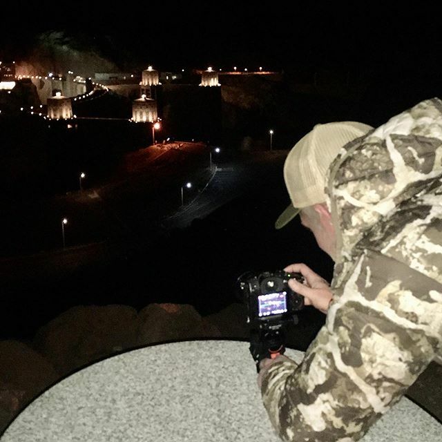Here’s @nickolas_holloway_ setting up a long exposure shot at Hoover Dam with a Platypod on a picnic table. We made an excursion in the evening during #shotshow2020. The Platypod makes it easy to get stable pictures without a massive tripod. I can’t wait… ift.tt/37DISqP