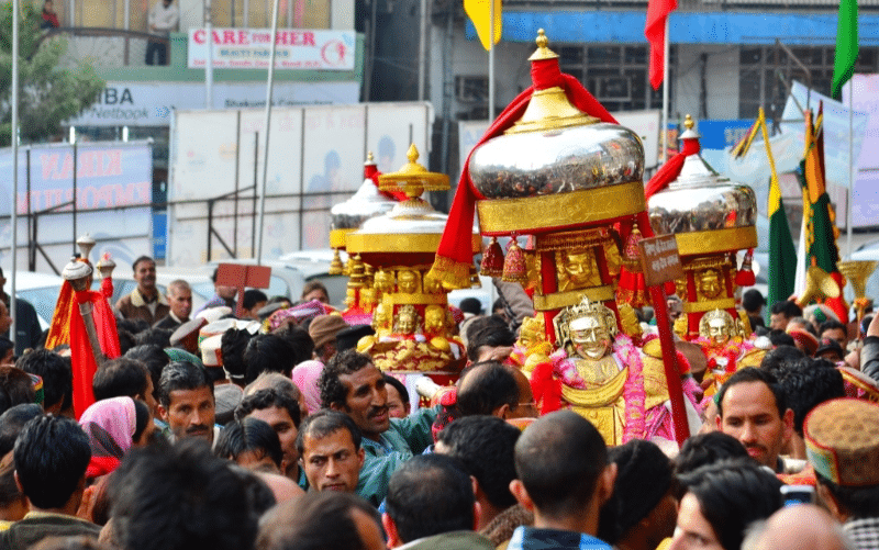 himalayandiary's tweet photo. देव कमरूनाग के मंडी पहुंचने के बाद ही अंतरराष्ट्रीय शिवरात्रि महोत्सव का विधिवत रूप से आगाज किया जाता है। मंडी में यह परंपरा सालों से चली आ रही है। #antarrashtriyashivratrimahotsaw #besttouristplacesinindia #devkamrunag #HimachalPradesh @hptdc https://t.co/xV9TRSy93P https://t.co/ca1Lt3kCCK