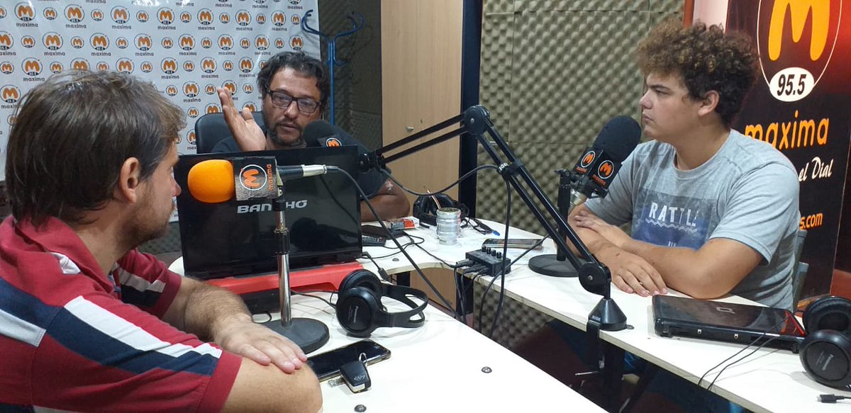 LaMaxMaxima's tweet photo. [EN VIVO] ⚽️ #ElTapónDeportivo.
🎙️ @MartinFarias2 Mauro Paulón @Vale_ZenobiOk 

👇Escúchanos en👇  
📻 95.5 Ceres 
💻 https://t.co/9J8hIifihz 
📲 https://t.co/vk8QdvqnhT
📹 https://t.co/n952xvH2NO https://t.co/82pNIe3G6R
