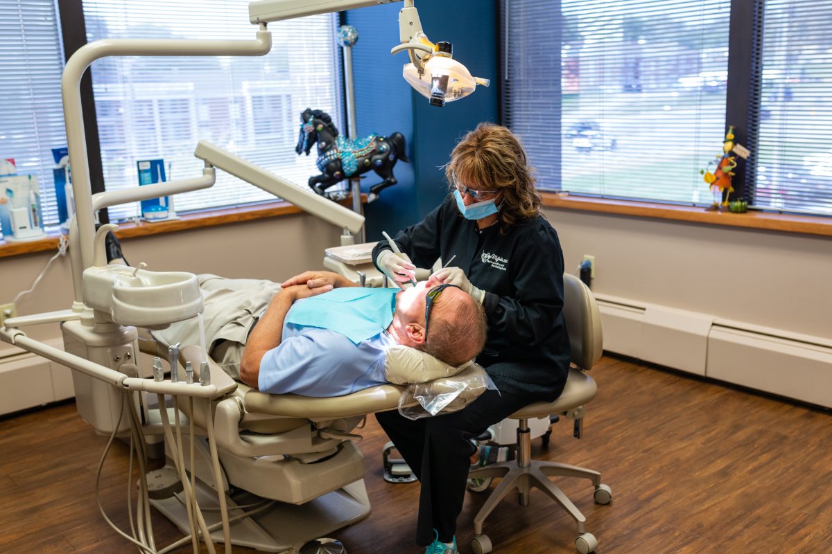 MoffenbierStacy's tweet photo. Studies show that those who undergo at least one cleaning by a dentist had a 24% lower risk of a heart attack &amp; a 13% lower risk of stroke. https://t.co/wq16JaF9QI