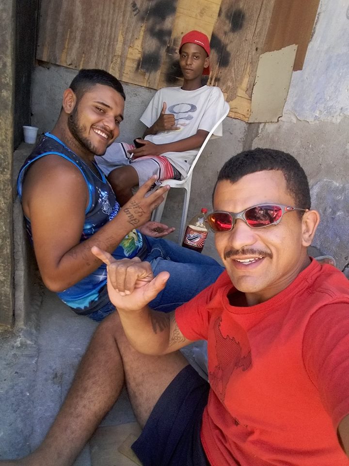 DodoFFC's tweet photo. Eu vi coroa de flores, partidas recentes
Futuros promissores acabarem de repente
Deixando a tristeza que paira entre a gente
Uns de maior idade e outros adolescente
Eu vi as lágrimas da mãe, as lágrima do pai
E a quebrada em peso chorar no enterro
Aí, fiel, descanse em paz, ♪ https://t.co/4DlBa5928J