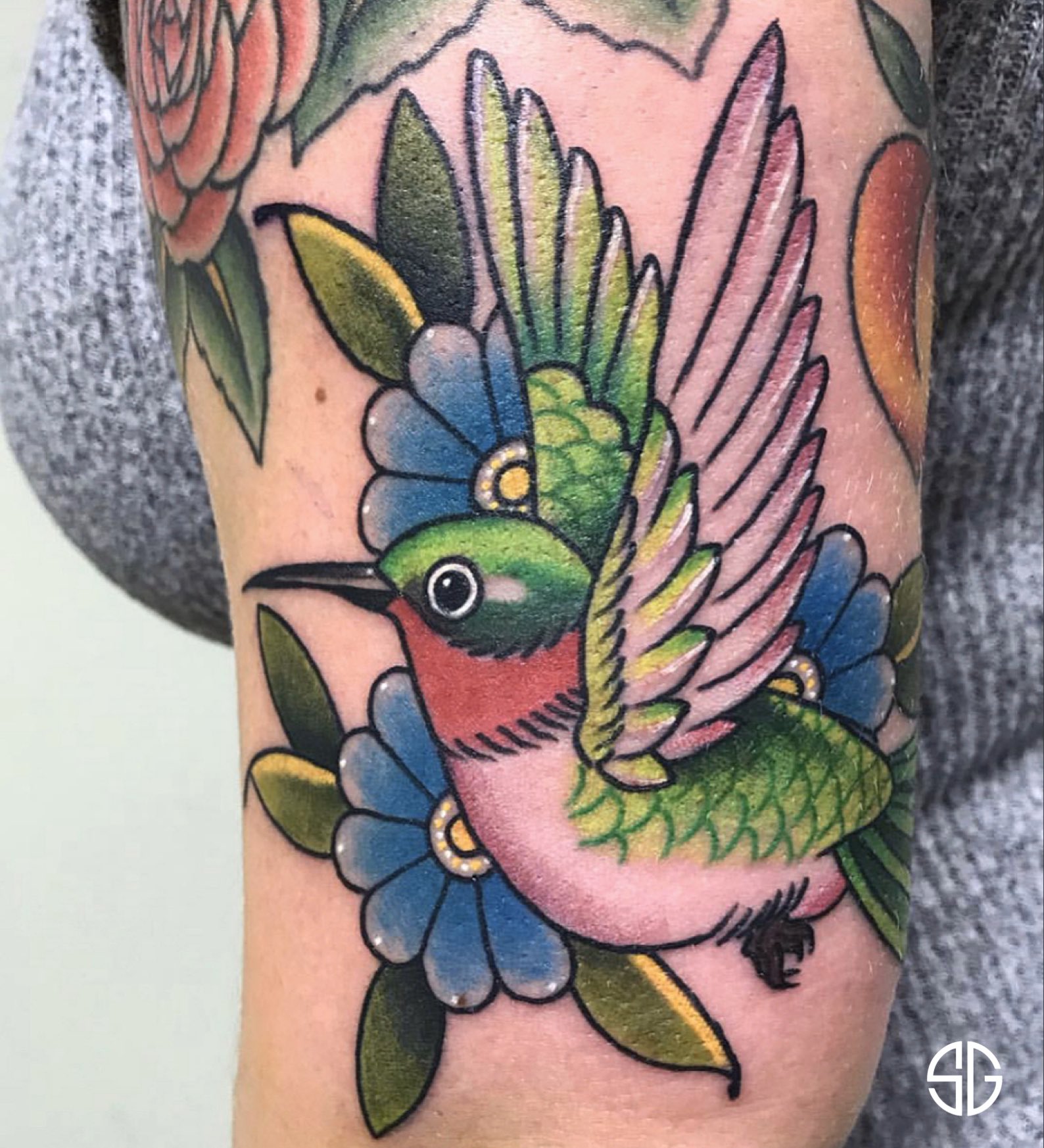 Hummingbird tattoos the embodiment of grace and tenderness in one drawing    Онлайн блог о тату IdeasTattoo