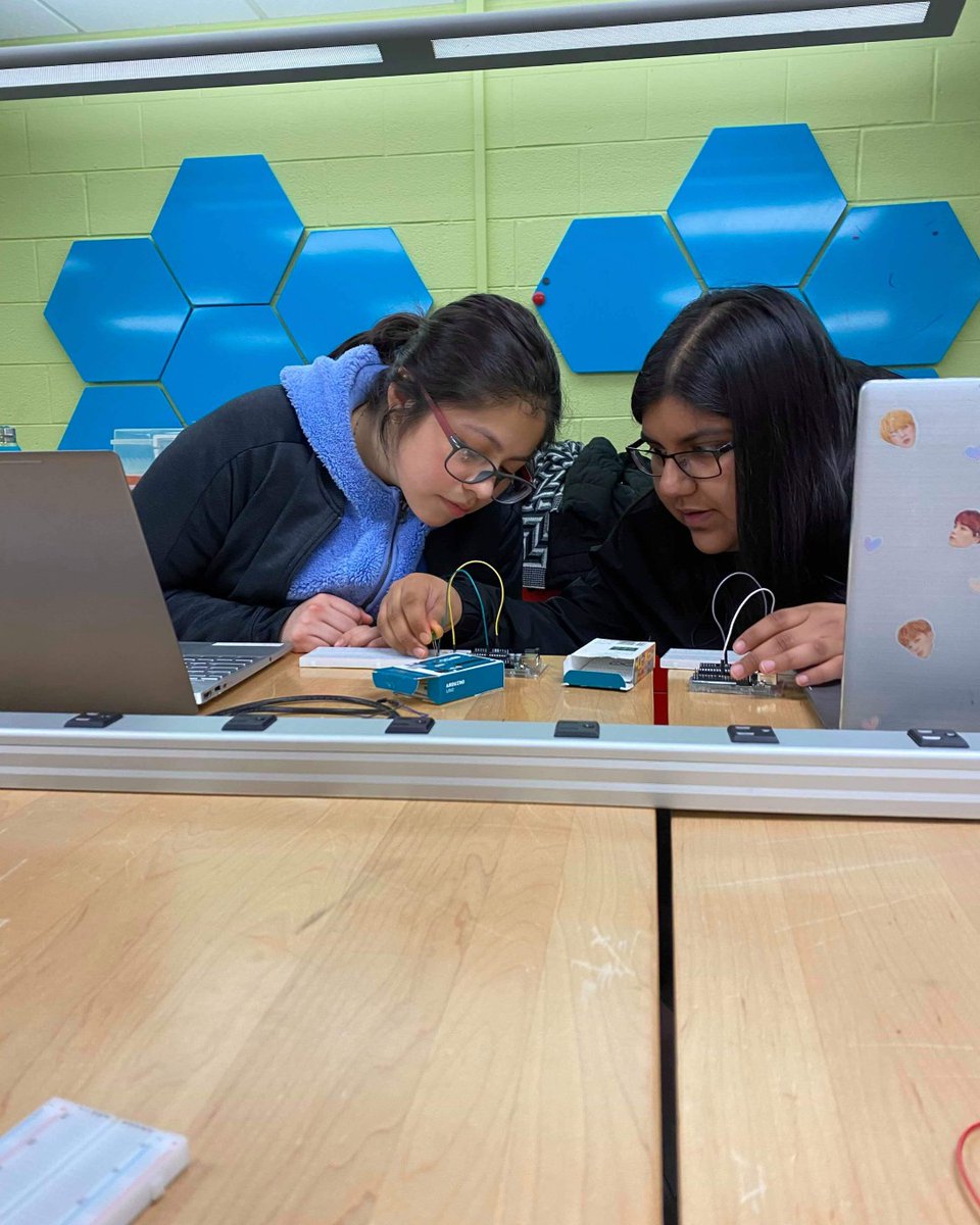 IEEEatUIC's tweet photo. Thank you to everyone who joined us for day 3 of the Tinkering Program, featuring a past student, Matt Braniff, now a TA giving his own presentation on Arduino! (: 

#ieeeuic #uic #uicengineering #cs #ece #uictinkeringprogram #ieee #arduino #STEM #coding #programming #embedded https://t.co/abJjFFsAtB